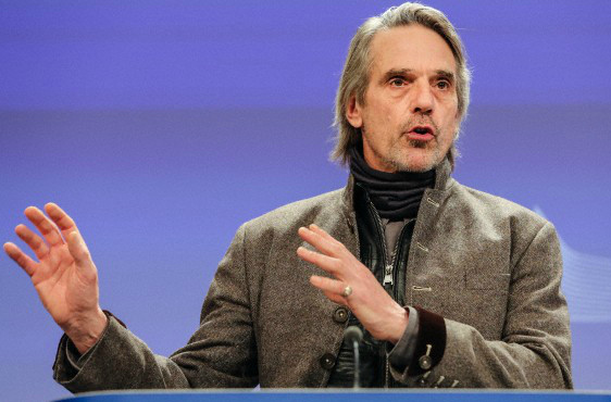Jeremy Irons change de rôle et s’exprime sur les déchets à Bruxelles